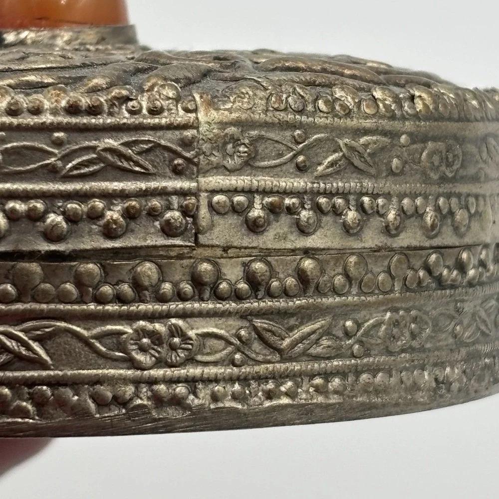 Vintage Metal Silver Tone Jewelry Trinket‎ Pill Box Oriental Etched